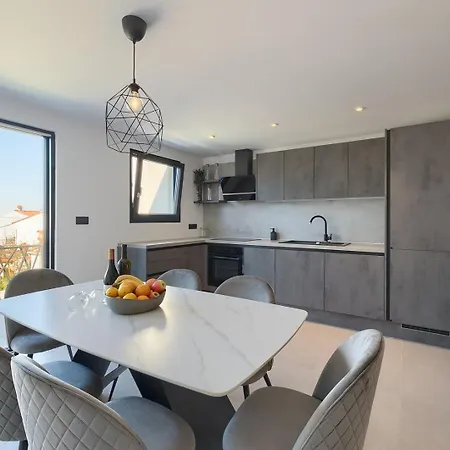 Meri With Private Pool And Sea View *