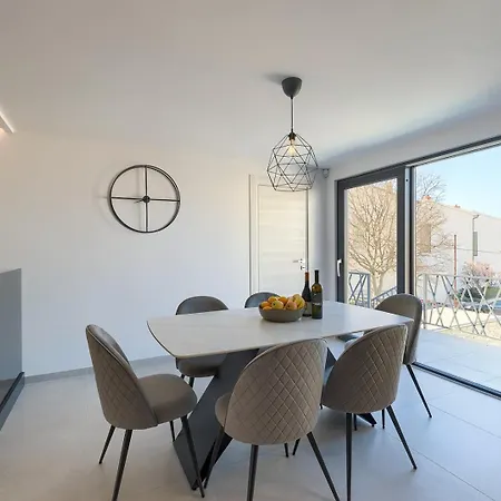 Meri With Private Pool And Sea View Pula