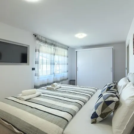 Meri With Private Pool And Sea View Pula