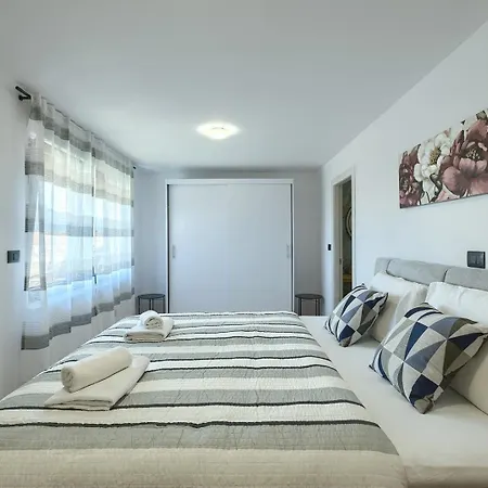 Meri With Private Pool And Sea View *