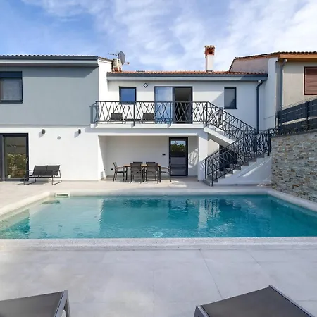 Meri With Private Pool And Sea View Pula