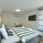 Meri With Private Pool And Sea View Pula