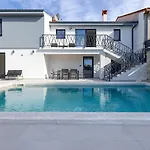Meri With Private Pool And Sea View Pula