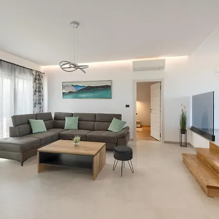 Meri With Private Pool And Sea View * פולה