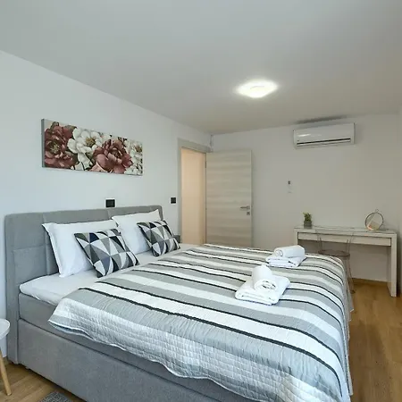 Meri With Private Pool And Sea View *