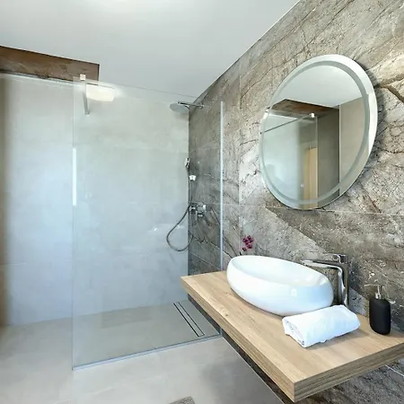 Meri With Private Pool And Sea View וילה פולה