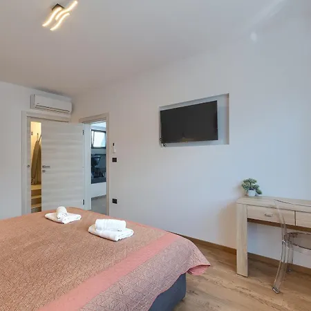 Meri With Private Pool And Sea View *