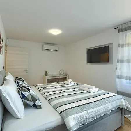 Meri With Private Pool And Sea View פולה