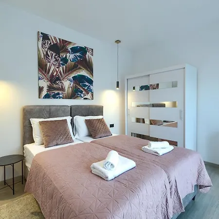 Meri With Private Pool And Sea View Pula