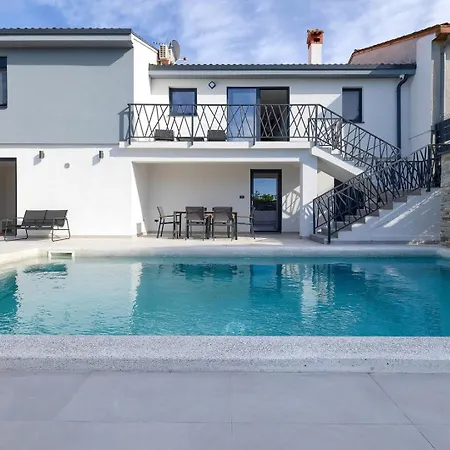 Meri With Private Pool And Sea View Pula