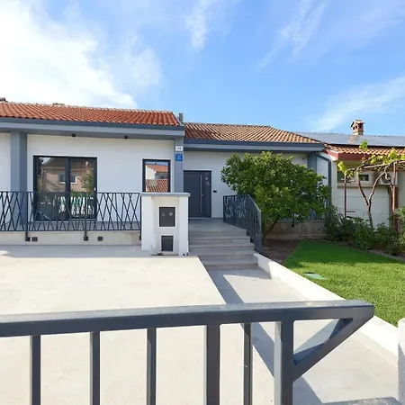 Meri With Private Pool And Sea View Pula