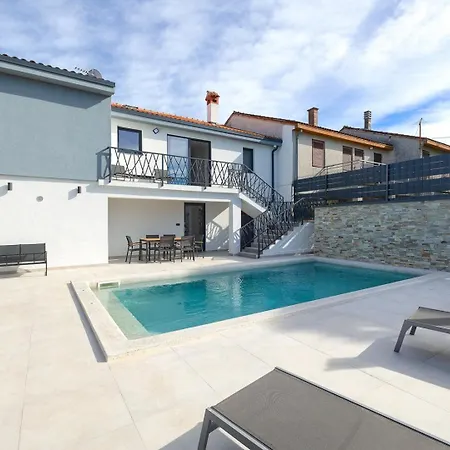 Meri With Private Pool And Sea View Pula