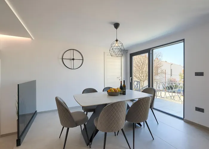 Meri With Private Pool And Sea View Пула