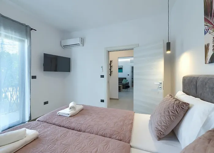 Villa Meri With Private Pool And Sea View Pula