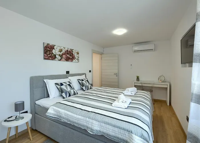 Meri With Private Pool And Sea View *