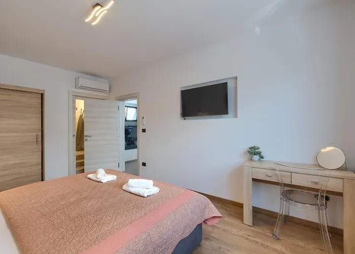 Meri With Private Pool And Sea View *