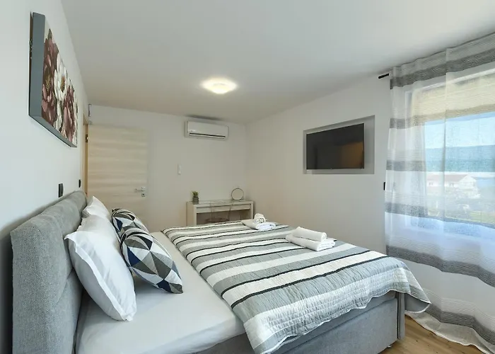 Meri With Private Pool And Sea View Пула