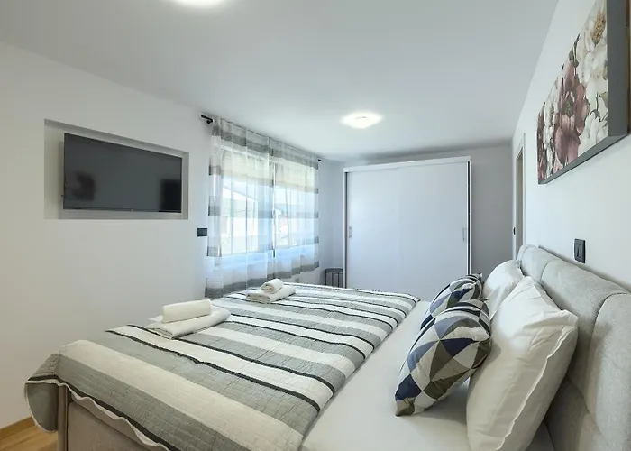 Meri With Private Pool And Sea View Pula