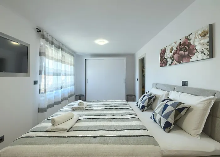 Meri With Private Pool And Sea View *