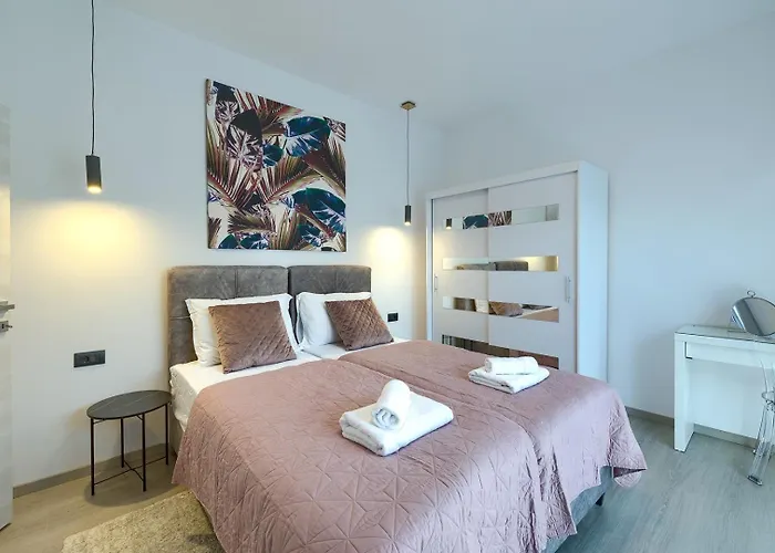 Meri With Private Pool And Sea View Пула