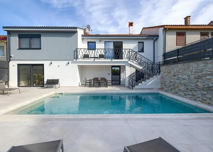 Meri With Private Pool And Sea View Pula