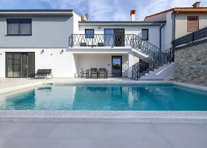 Meri With Private Pool And Sea View Pula