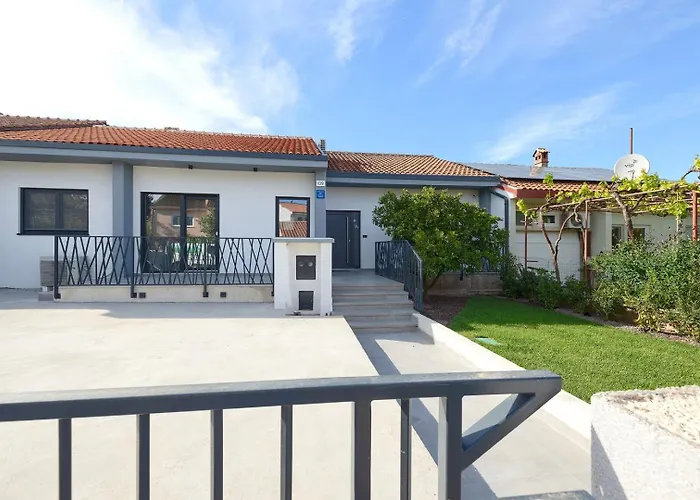 Meri With Private Pool And Sea View Pula