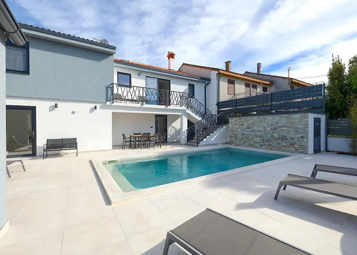 Meri With Private Pool And Sea View Pula