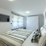 Meri With Private Pool And Sea View Pula